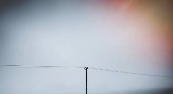 Электрический Столб Против Туманного Неба — стоковое фото