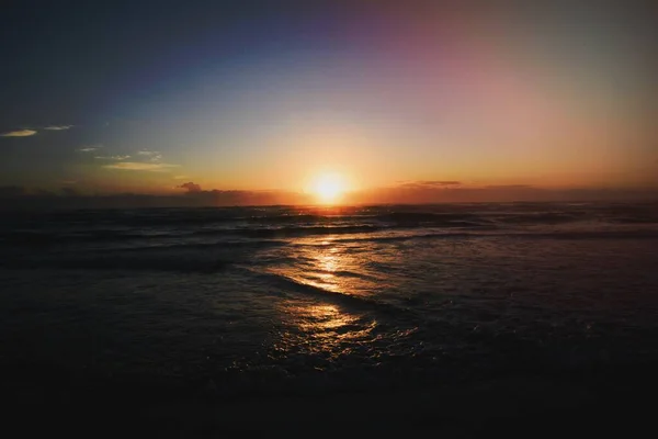 Солнце Садится Над Морем — стоковое фото