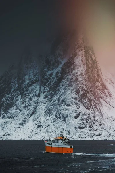 Vissersboot Aan Noorse Zee Het Eiland Lofoten Noorwegen — Stockfoto
