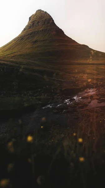 冰岛Church Mountain的绿地手机壁纸 — 图库照片