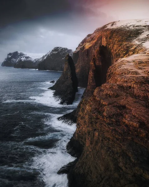 汹涌的巨浪冲击着坚硬的岩石 — 图库照片