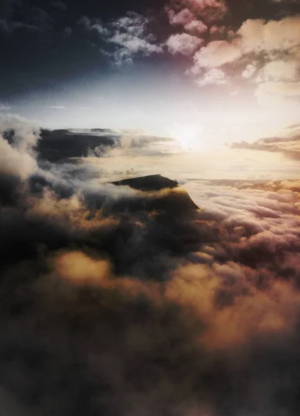 Molnigt Himmel Över Berg Bakgrund — Stockfoto