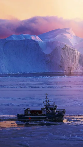 Rompehielos Aplastando Través Del Mar Congelado Por Mañana Temprano Groenlandia —  Fotos de Stock