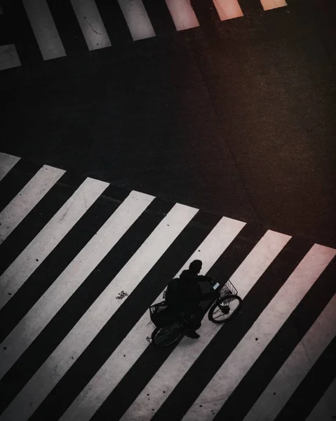 Чоловік Їде Велосипеді Перехресті Японії — стокове фото