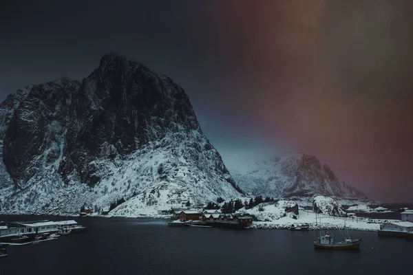 挪威Moskenesya岛的一个白雪渔村 — 图库照片
