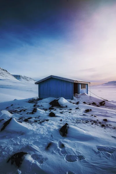 Cabaña Madera Abandonada Azul Campo Nevado Groenlandia —  Fotos de Stock