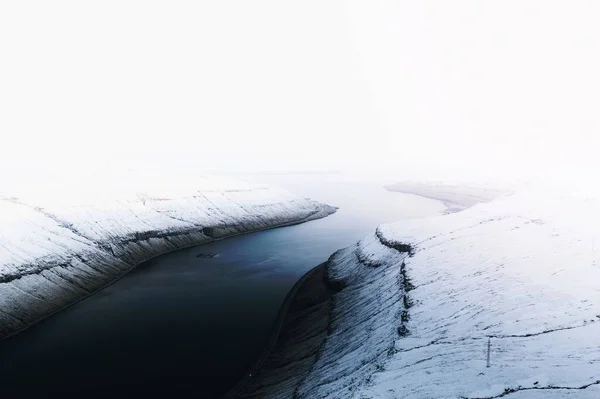 Sjön Genom Ett Snöigt Berg — Stockfoto