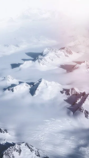 Κηφήνας Άποψη Μιας Χιονισμένης Οροσειράς Στη Γροιλανδία — Φωτογραφία Αρχείου