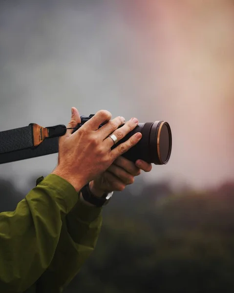 Людина Фотографує Туманному Лісі — стокове фото