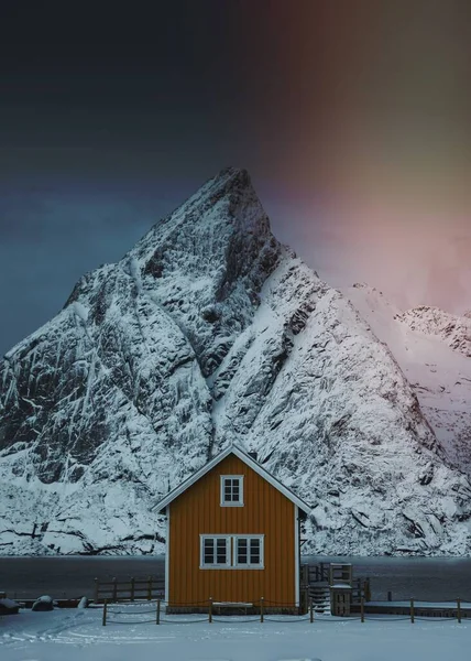 Gul Stuga Inramad Den Snöiga Toppen Lofoten Öarna Norge — Stockfoto