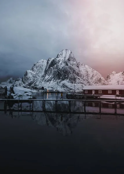 Cabañas Rojas Riachuelo Nevado Isla Moskenesya Noruega — Foto de Stock