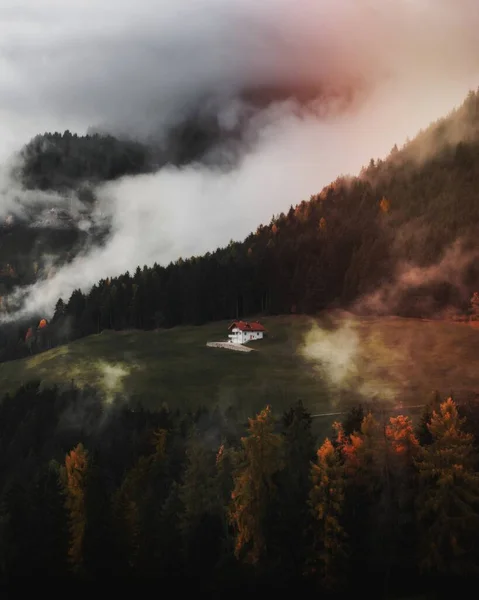 Casa Soledad Entre Niebla Cerca Los Dolomitas —  Fotos de Stock