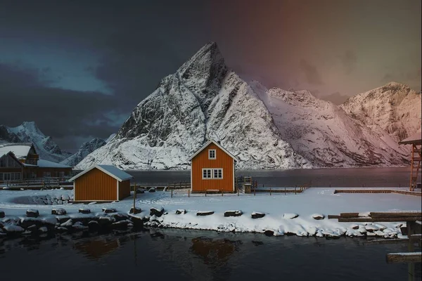 Cabine Gialle Riva Lago Neve Sulle Isole Lofoten Norvegia — Foto Stock