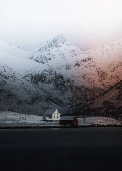 Λευκό Σπίτι Και Μια Κόκκινη Καμπίνα Δίπλα Στη Λίμνη Χειμώνα — Φωτογραφία Αρχείου