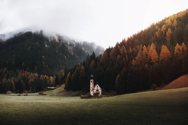 意大利森林边的教堂 — 图库照片