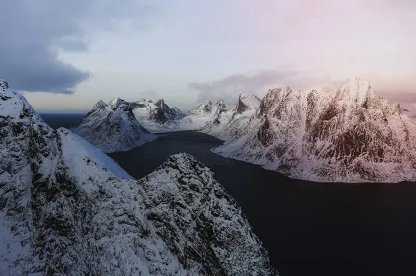 Karlı Bir Dağ Okyanusun Drone Görüntüsü — Stok fotoğraf