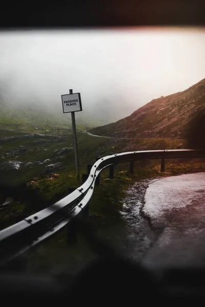 Sisli Bir Günde Kırsal Bir Yolda Yol Tabelasını Geçmek — Stok fotoğraf