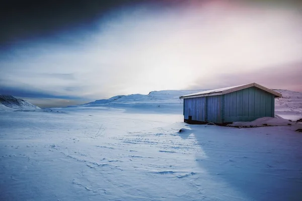 Blå Övergiven Trästuga Grönlands Snöiga Landsbygd — Stockfoto