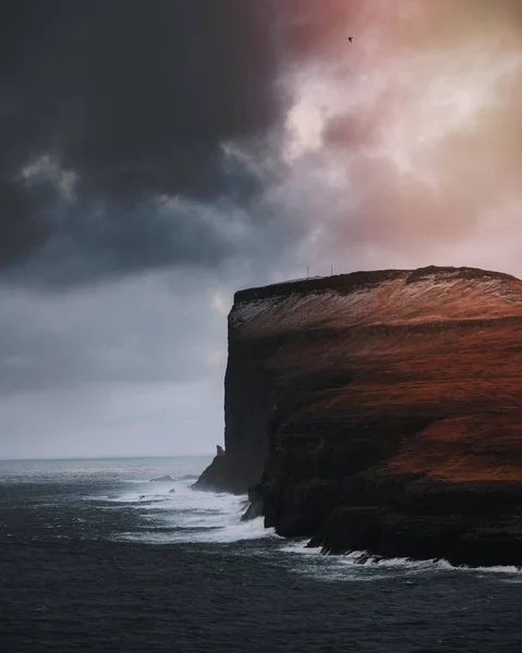 在法罗群岛北部的悬崖上海浪冲撞着 — 图库照片