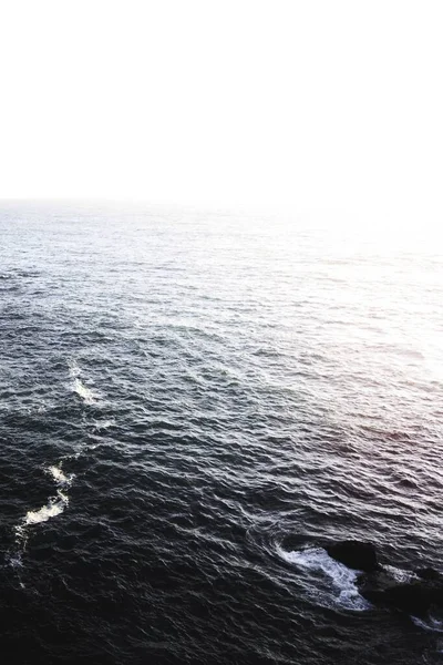 Vista Oceano Azul Profundo Nebuloso — Fotografia de Stock