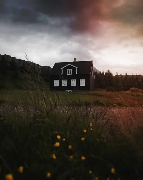 Чорний Самотній Будиночок Ісландії — стокове фото
