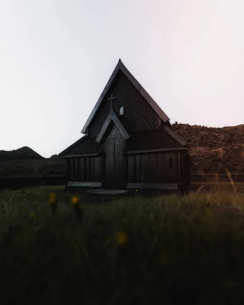 丘の上に黒い教会 — ストック写真