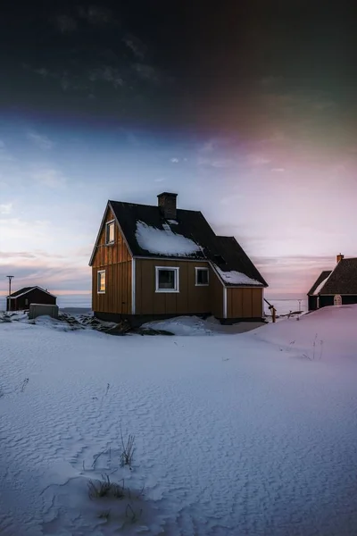 格陵兰岛雪地上的黄色木屋 — 图库照片