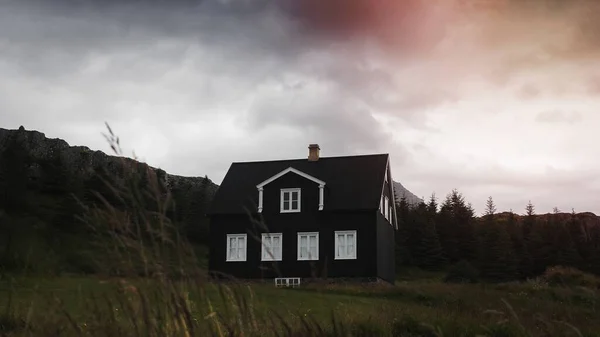 アイスランドの黒い孤独な小屋 — ストック写真