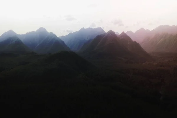 Çin Deki Puslu Yeşil Dağ Sıraları — Stok fotoğraf