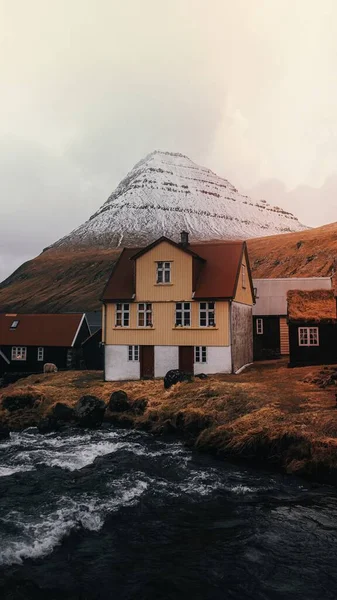 丹麦法罗群岛Eysturoy的北欧住房 图库图片