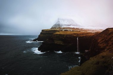 Faroe Adalarında bir Mlafossur şelalesi