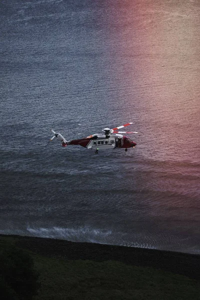 Hubschrauber Der Küstenwache Fliegt Über Dem Meer Schottland — Stockfoto