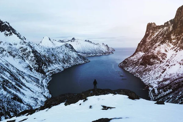Backpacker Πεζοπορία Μέχρι Segla Βουνό Στη Νορβηγία — Φωτογραφία Αρχείου