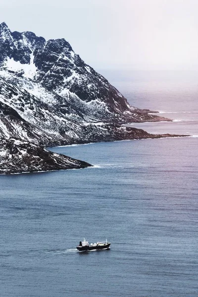 Πλοίο Που Πλέει Στη Senja Νορβηγία — Φωτογραφία Αρχείου