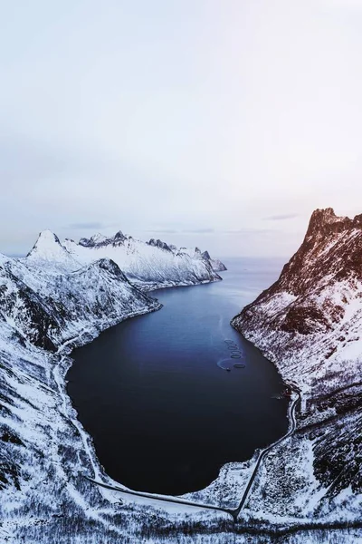 Drone Shot Van Besneeuwde Bergen Noorwegen Ingespoten Met Fjorden — Stockfoto