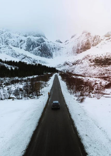 Langs Een Besneeuwde Route Noorwegen Rijden — Stockfoto