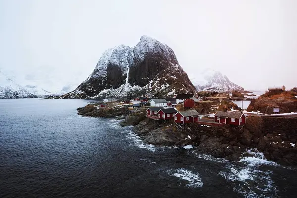 Ερυθρές Καμπίνες Αλιείας Στο Hamnoy Νορβηγία — Φωτογραφία Αρχείου