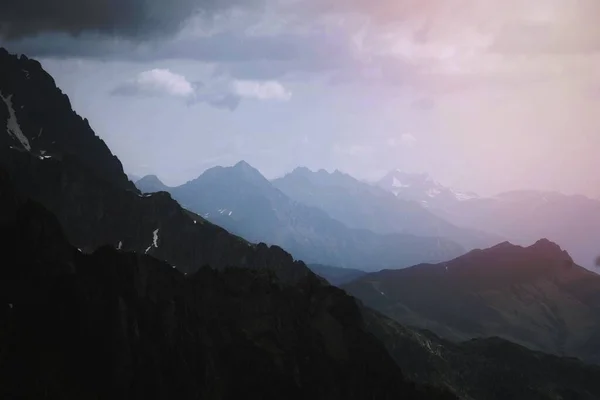 몽블랑 산괴가 내려다 보이는 곳에서 하이킹하는 — 스톡 사진