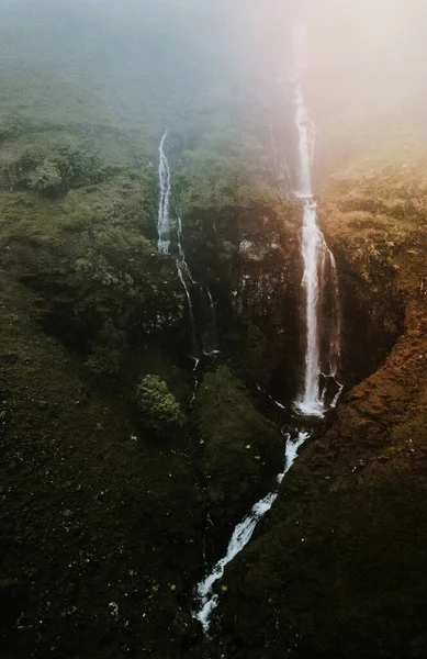 Nevoeiro Cobrindo Uma Cachoeira Estreita Escócia — Fotografia de Stock