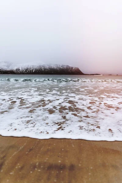 Волны Примыкающие Берегу Лофотенских Островов Норвегия — стоковое фото