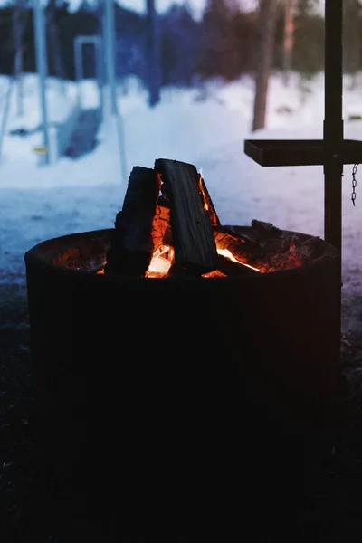 冬の夜にたき火を炎 — ストック写真