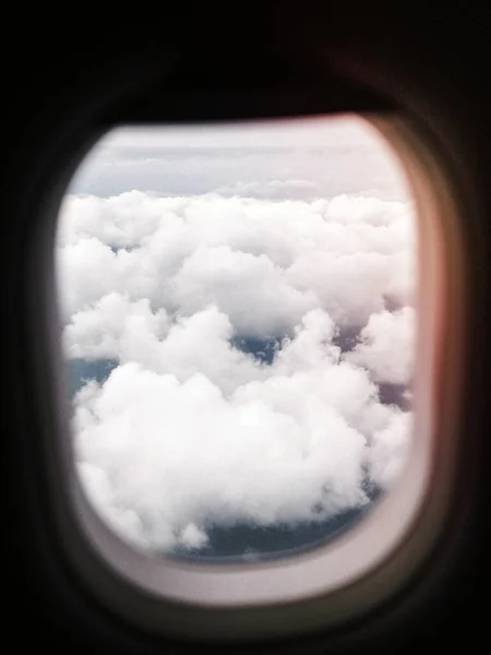 Vista Céu Nublado Através Uma Janela Avião — Fotografia de Stock