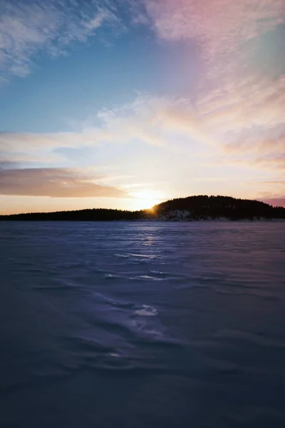 Soluppgång Över Snöiga Skogarna — Stockfoto