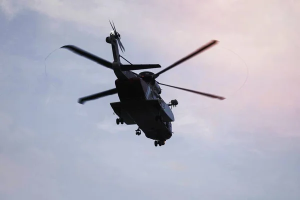 Hubschrauber Der Küstenwache Fliegt Über Dem Meer Schottland — Stockfoto
