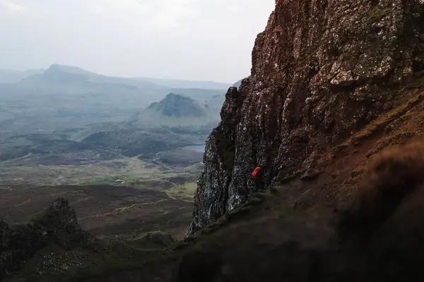 Γυναίκα Ορειβάτης Στο Quiraing Στη Νήσο Skye Της Σκωτίας — Φωτογραφία Αρχείου