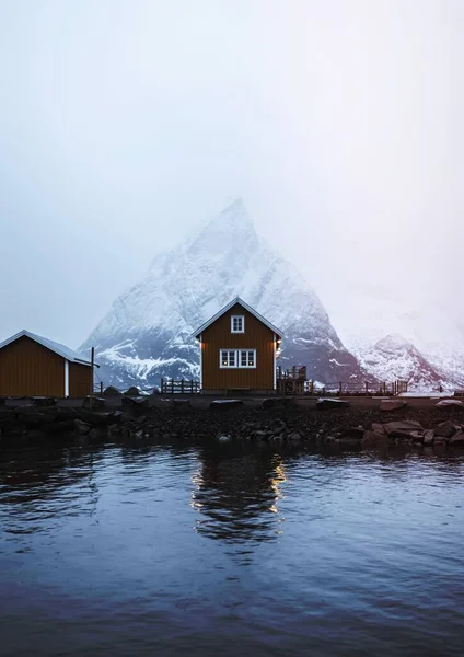 在Sakrisoy俯瞰挪威Olstind山的黄色小木屋 — 图库照片