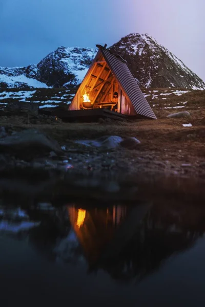 Fogo Uma Cabana Madeira Ilha Lofoten Noruega — Fotografia de Stock