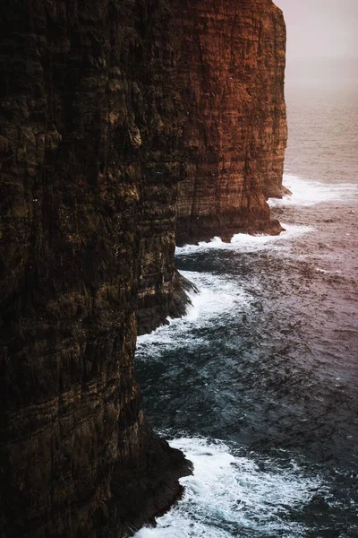 Golven Die Kliffen Van Faeröer Raken — Stockfoto