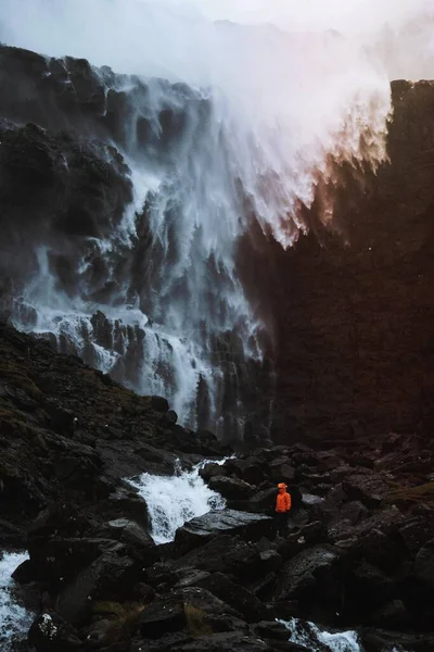 Cestovatel Vodopádu Foss Faerských Ostrovech — Stock fotografie