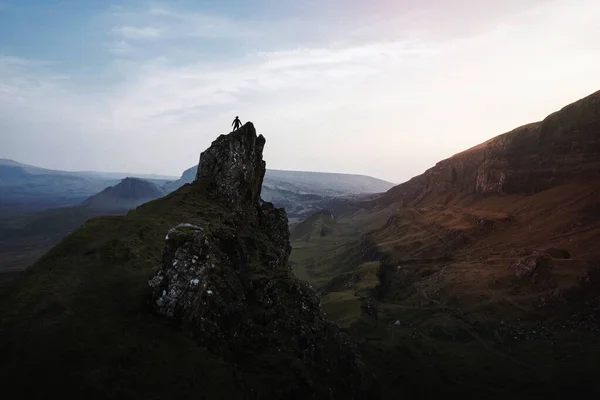 Vrouwelijke Bergbeklimmer Quiraing Het Eiland Skye Schotland — Stockfoto